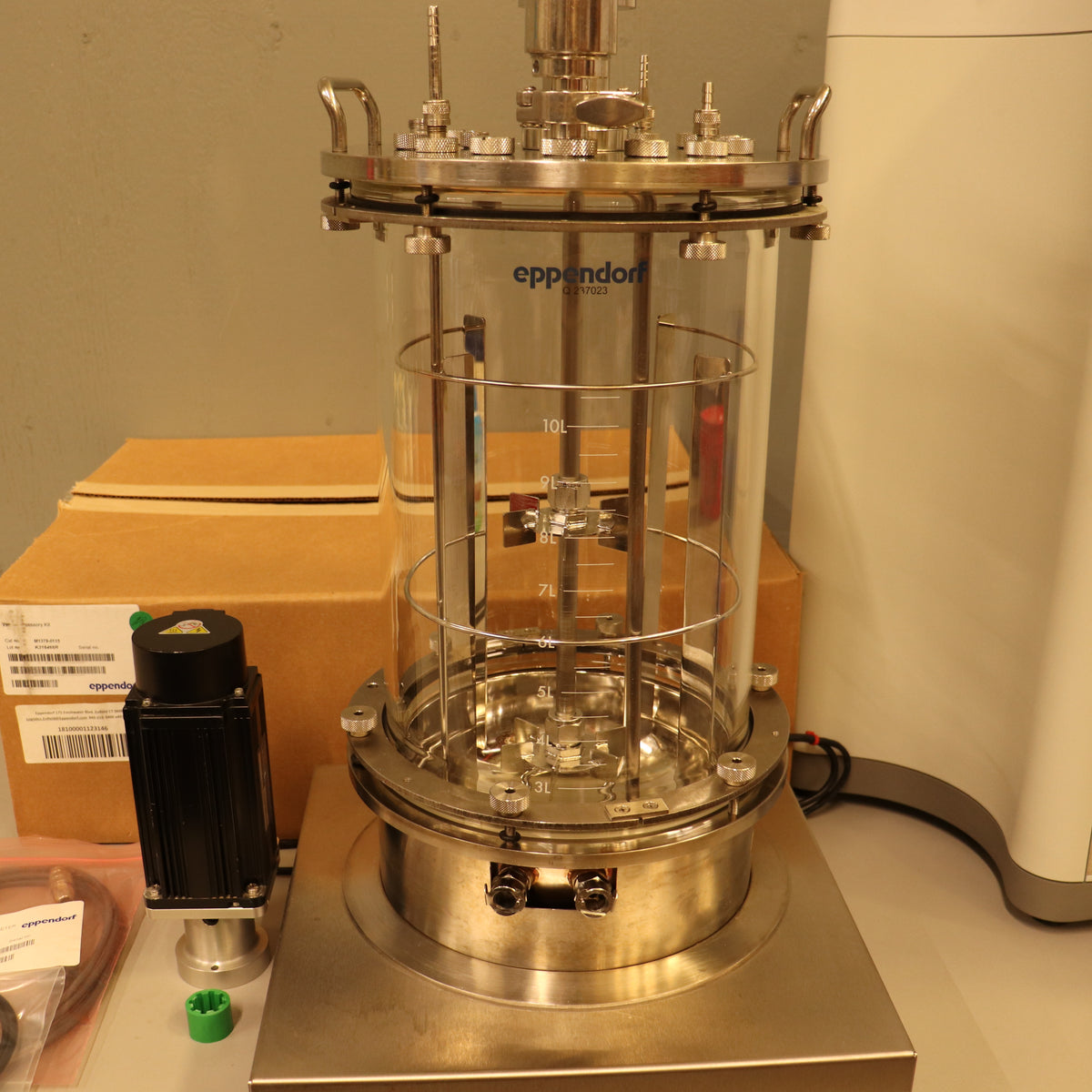 Eppendorf BioFlo 320 Bioprocess Control Station Fermenter Bioreactor