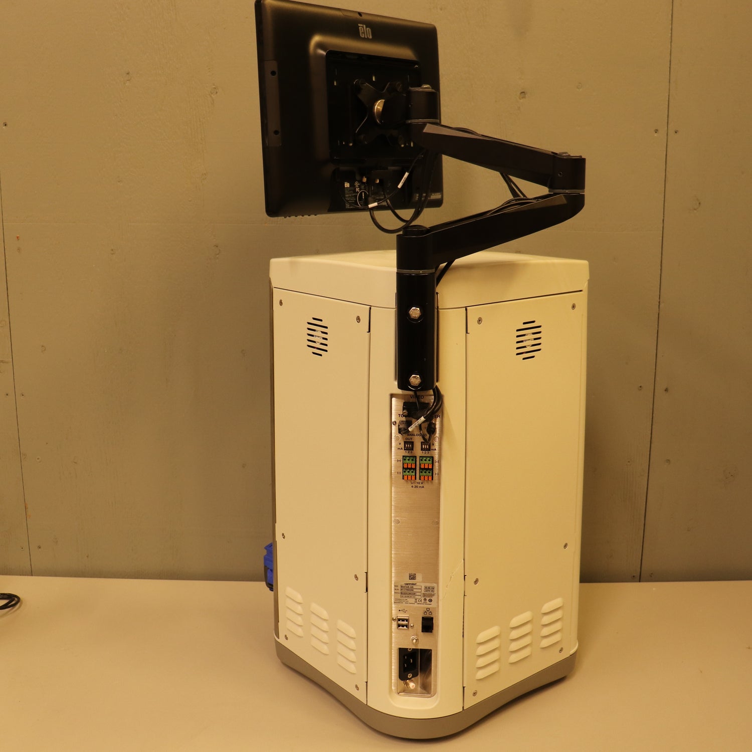 Eppendorf BioFlo 320 Bioprocess Control Station Fermenter Bioreactor