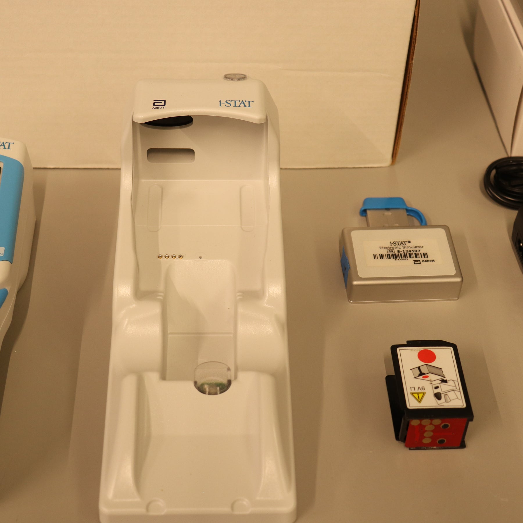 Abbott i-STAT 1 300W Wireless Blood Analyzer System w/Accessories
