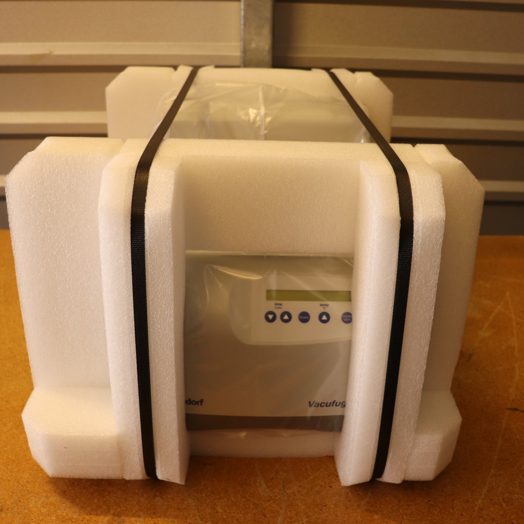 Eppendorf Vacufuge plus Centrifuge Concentrator with Rotor 5305 REF 022820109