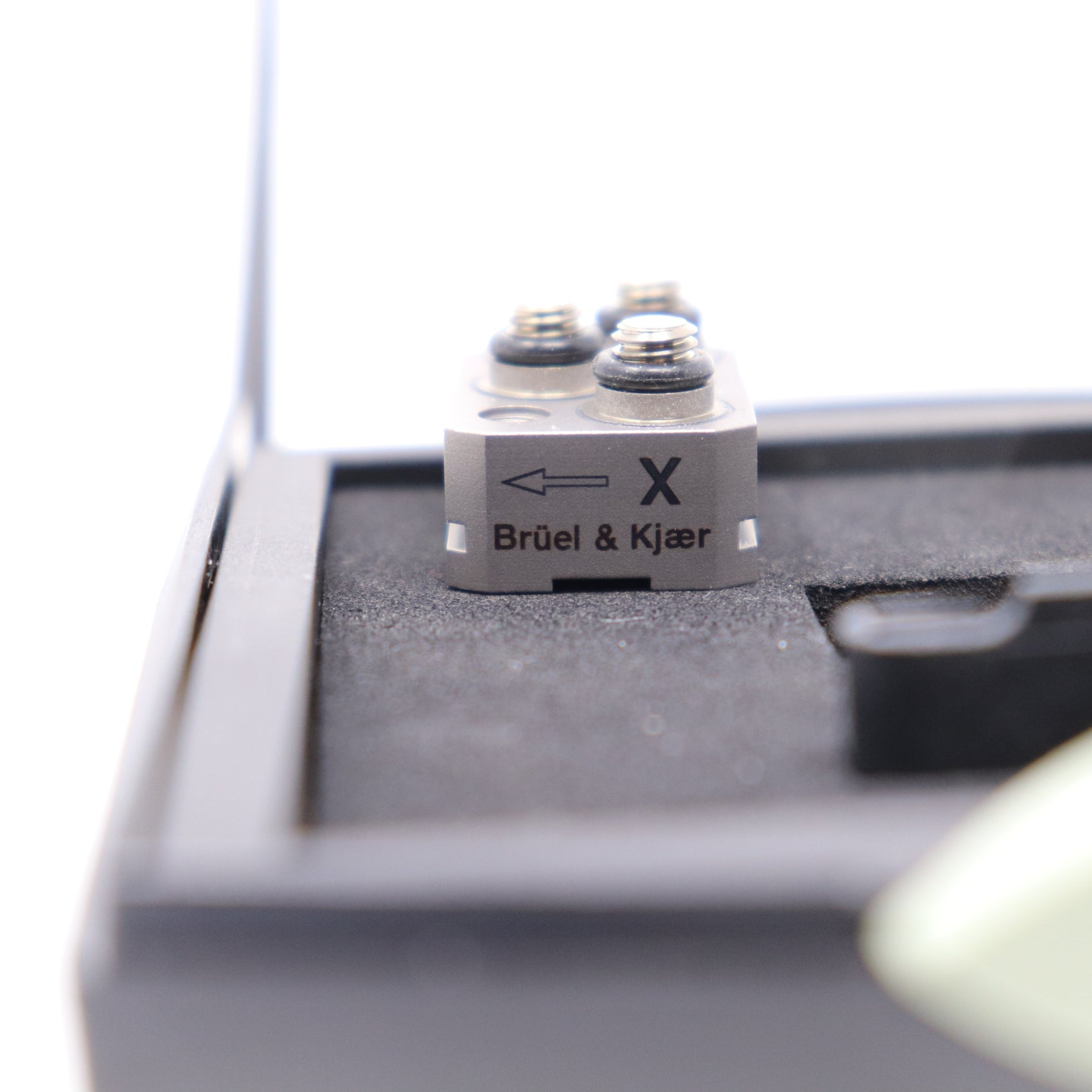 Bruel & Kjaer Miniature Triaxial Piezoelectric Charge Accelerometer 43