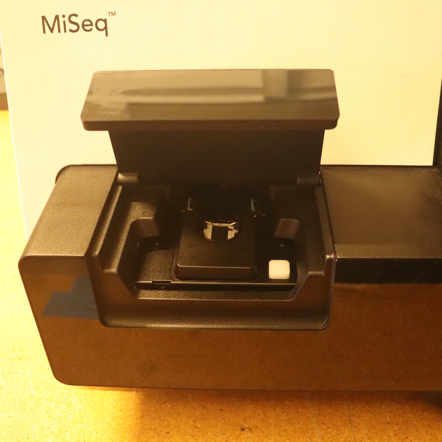 Illumina MiSeq Sequencer System SY-410-1003